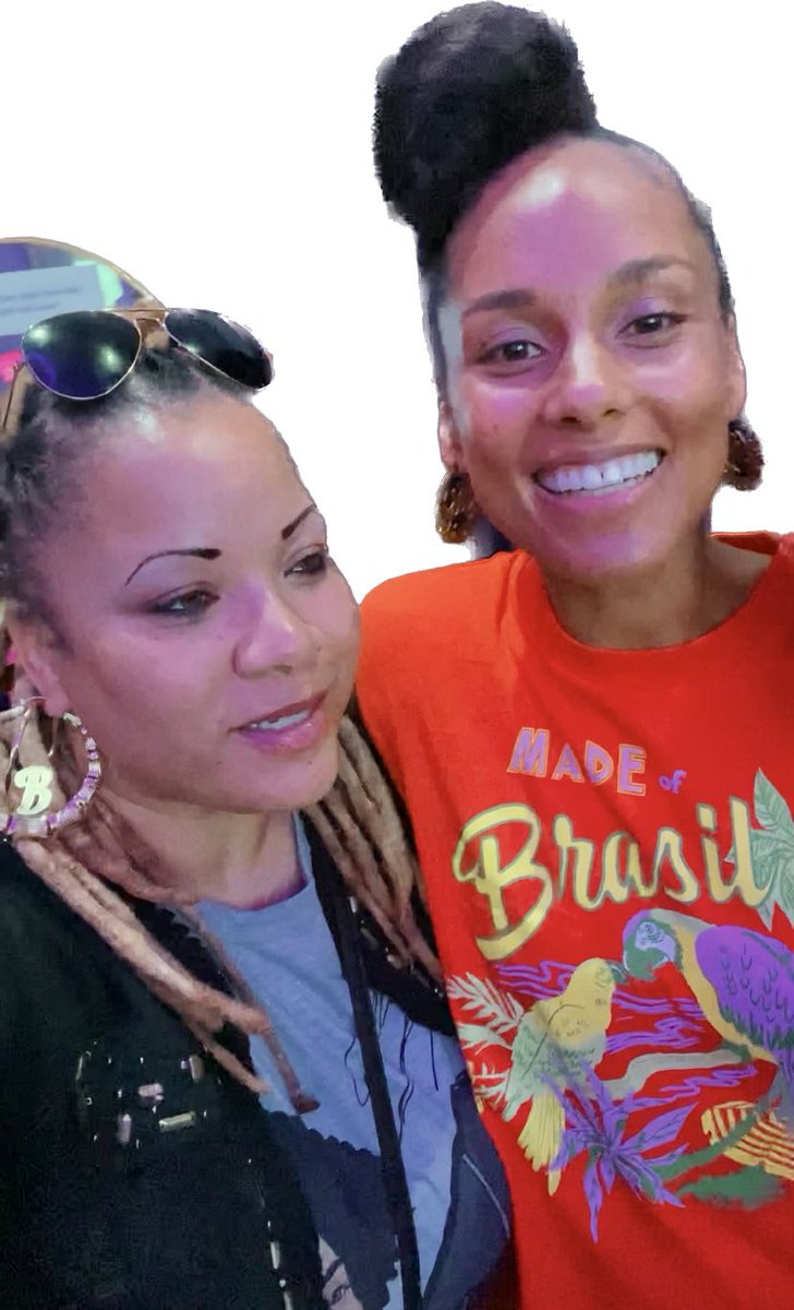1BarbaraJohnson's tweet photo. I’d be remiss if I didn’t mention the ladies responsible for allowing this specific event to happen. After about 7+ years, I was finally able to see my friend again (Yeah, I said it!) ☺️🤷🏽‍♀️ Those that get it, GET IT!😜 @aliciakeys @AnntasticLV @ree_knee Thank you!🙏🏽♥️ https://t.co/cdJ9JofTZB