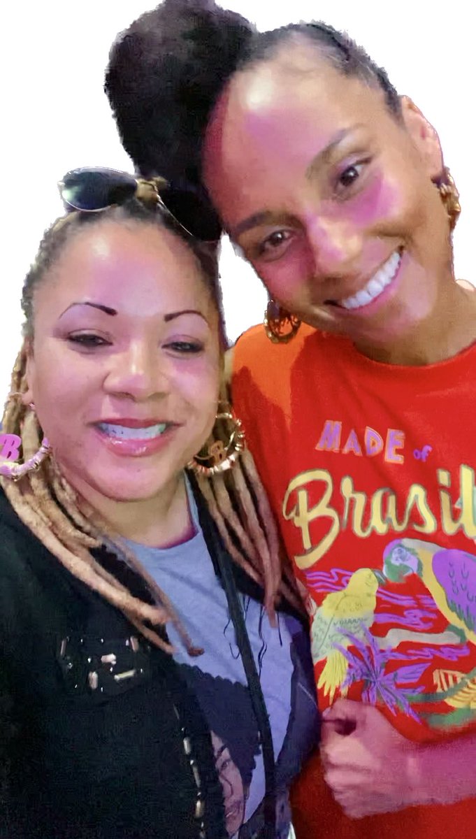1BarbaraJohnson's tweet photo. I’d be remiss if I didn’t mention the ladies responsible for allowing this specific event to happen. After about 7+ years, I was finally able to see my friend again (Yeah, I said it!) ☺️🤷🏽‍♀️ Those that get it, GET IT!😜 @aliciakeys @AnntasticLV @ree_knee Thank you!🙏🏽♥️ https://t.co/cdJ9JofTZB