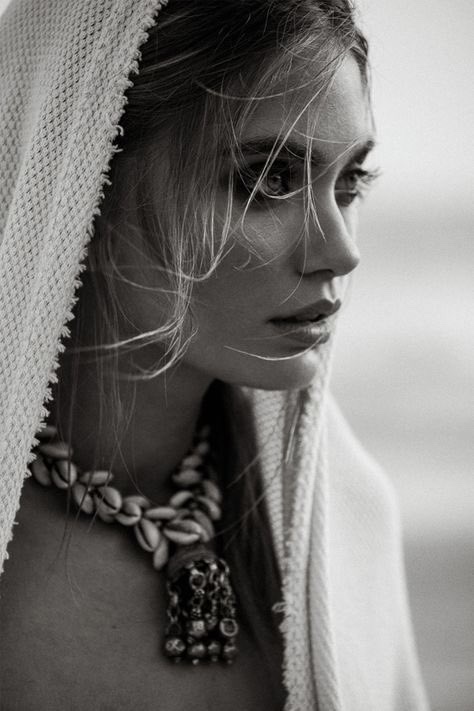 ★
✿.¸¸.•°˚˚°✿
⇣ ♥️ ⇣
┊┊⇣
┊⇣
⇣
♥️

دوّر  أعذب  من  حروفي وإن لقيت
ماتلقى  أصدق  من احساسي  معك 

أفهمك من صمتك  ولامنّك حكيت
انثـــرك في كف الرضى و استجمعك

★
✿.¸¸.•°˚˚°✿
♥️⇣