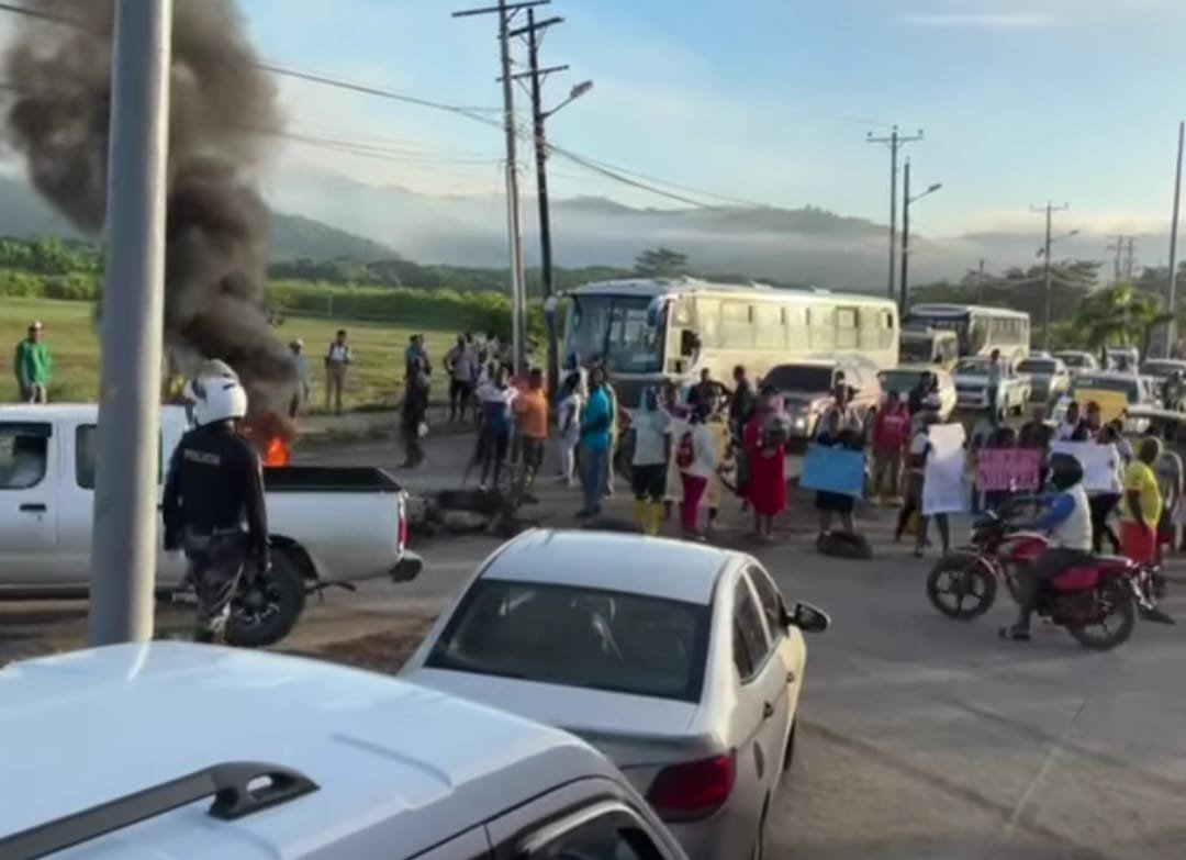 wambraEc's tweet photo. URGENTE|
Pobladores de #Esmeraldas afectados por las inundaciones del pasado 4 de junio, se tomaron la vía que une el cantón con #Atacames, a la altura de la Tolita 1, en el Valle de San Rafael, para protestar en contra de la falta de atención del Estado. 
A un mes de la tragedia que dejó varios damnificados, aseguran que aún no han recibido ayuda estatal y que los compromisos del gobierno de #Lasso no se han hecho efectivos. 
Según @dariorobinzonec la gente de los barrios 50 Casas y los Mangos decidieron regresar a sus casas, pese al mal estado 
Fuente: @dariorobinzonec @lacallehablaec