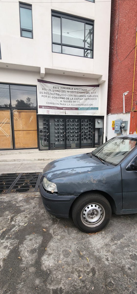Este auto lleva semanas abandonado frente a Pacífico 223 sobre la reja del transformador, al cual necesitamos acceder. Además, el edificio sigue en obra y se necesita el espacio para carga y descarga. Solicitamos apoyo para moverlo <a href="/Alcaldia_Coy/">Alcaldía de Coyoacán</a> <a href="/locatel_mx/">@locatel_mx</a> <a href="/SSC_CDMX/">SSC CDMX</a> <a href="/UCS_GCDMX/">Unidad de Contacto del Secretario SSC CDMX</a>