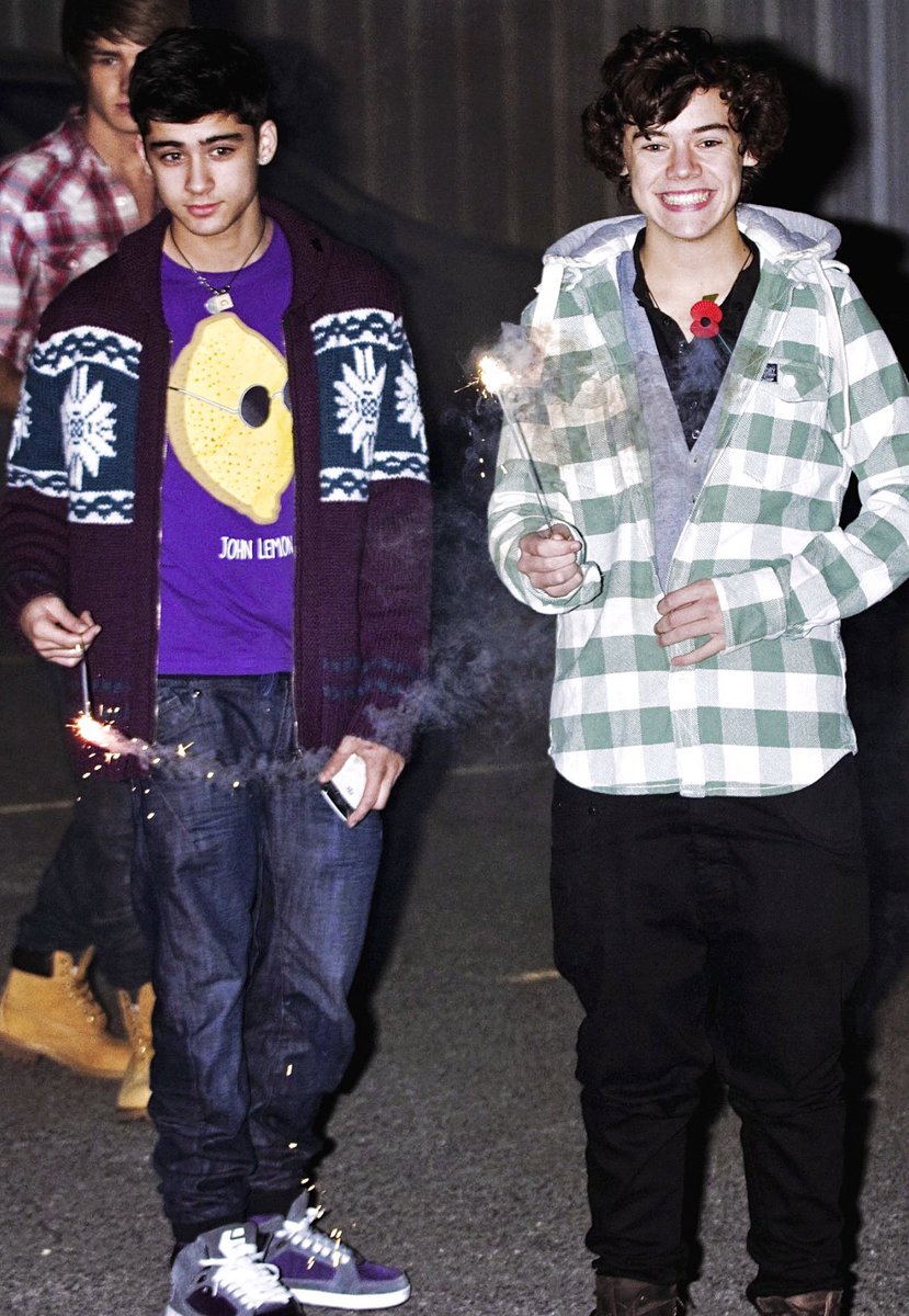 thezarrygallery's tweet photo. happy 4th of july from fetus zayn &amp; harry! https://t.co/udVeRr3wU4