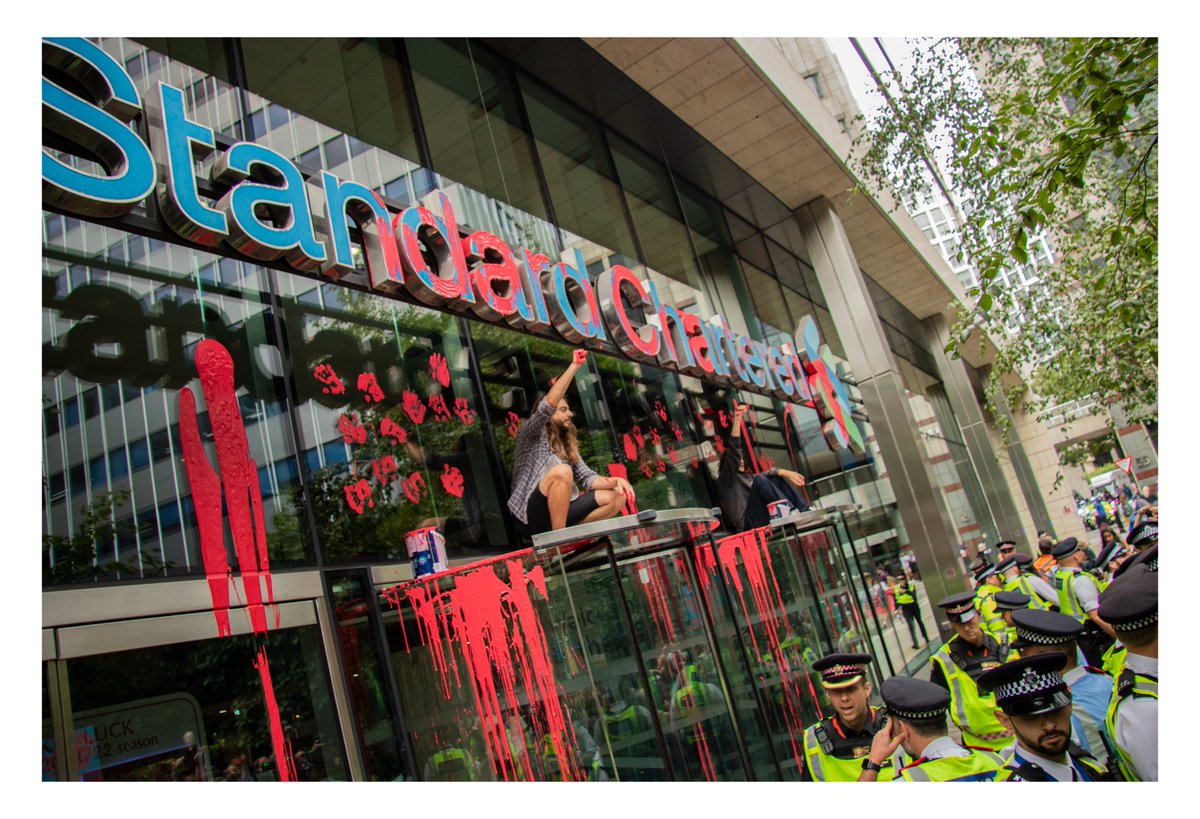 Shootaaroncoe's tweet photo. Another photo from 2021. Extinction Rebellion back when civil disobedience was still a thing for them. #aaroncoe #shootaaroncoe #photo #photography #protest #police #ExtinctionRebellion #uk #london #documentaryphotography #standardchartered #bank #paint #bank #cityoflondon #city https://t.co/DbAuTBjL0p