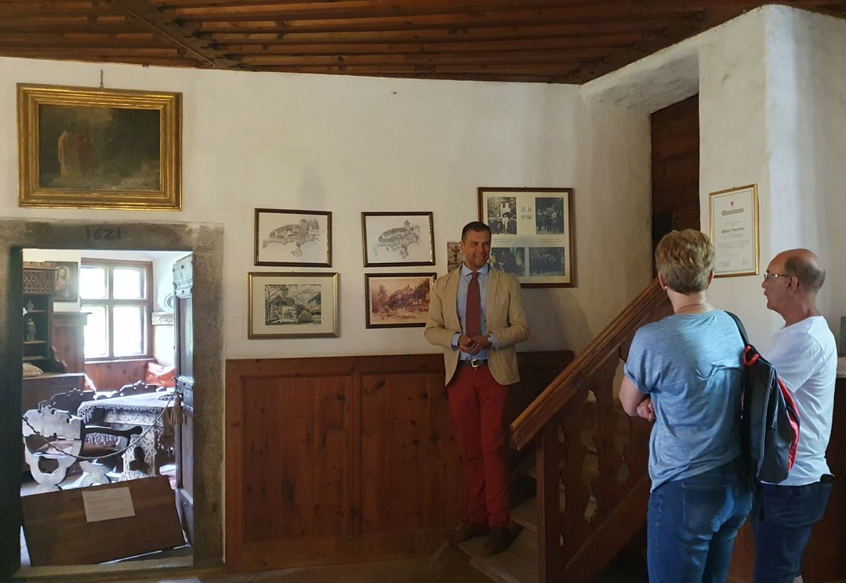 Die Dynastenburg der Herren von Taufers wurde im 15. und 16. Jahrhundert zu einer weitläufigen Wohnburg ausgebaut. Die unterschiedlichen Bewohner haben ihre Spuren hinterlassen und die Burg zu dem gemacht, was sie heute ist: eine der größten und

museumsverband.it/de/museumsbesu…