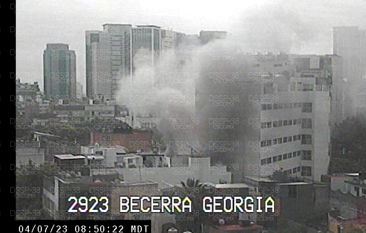AztecaNoticias's tweet photo. #IMPORTANTE | Se registra #incendio en edificio de departamentos localizados en las calles de Dakota y Georgia, de la colonia #Nápoles.

#Bomberos se dirigen al lugar. Evacúan a vecinos del inmueble. https://t.co/DzFWtaLzew
