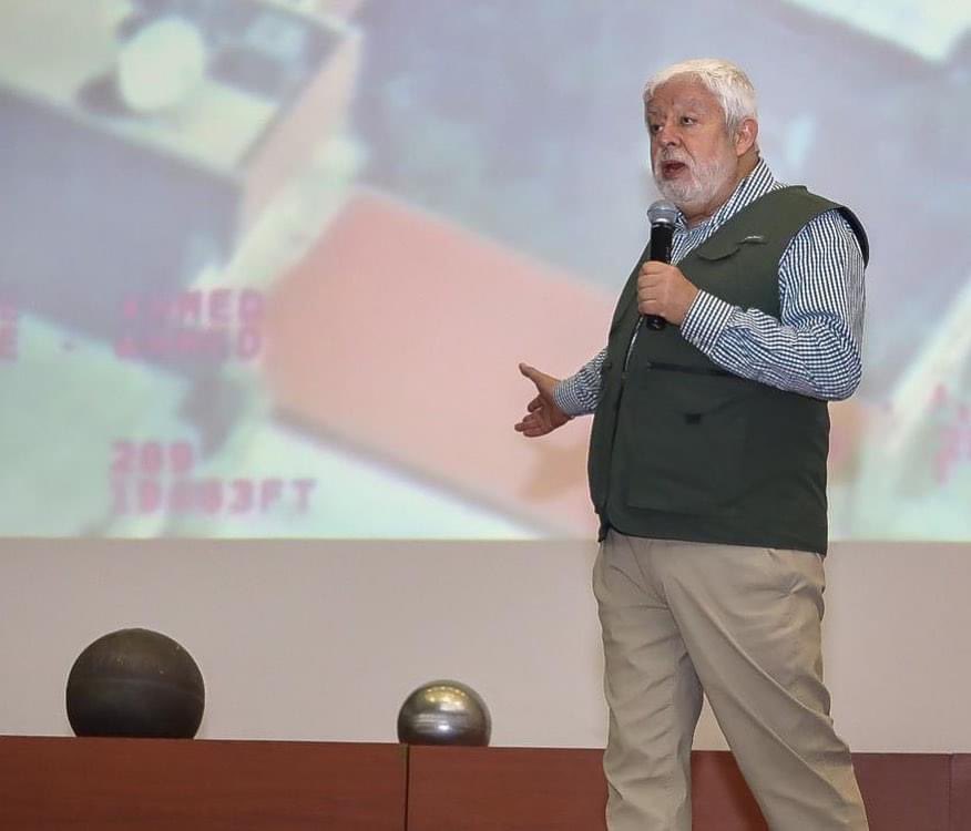 yohanandiaz's tweet photo. TECNOLOGÍA NO HUMANA: El Global UFO Meeting comenzó con una conferencia de Jaime Maussan @jaimemaussan1 sobre tecnología no humana. El reconocido periodista presentó dos esferas metálicas como evidencia de piezas ajenas a nuestro mundo que estarían presentes en nuestro planeta. En las últimas semanas, el equipo de Tercer Milenio ha hecho especial mención de las esferas metálicas que han sido filmadas en Tailandia, Polonia y Australia, objetos que se desplazan en línea recta, con un rumbo fijo, y reflejando la luz del sol, lo que demuestra que son tridimensionales. Una de las esferas presentadas por Jaime Maussan en el Global UFO Meeting fue encontrada en Chihuahua por la artista plástica Elizabeth Dávila. La segunda esfera presentada en el evento es la llamada “Esfera Victoria”, que se precipitó sobre Tres Arroyos, Tamaulipas, en 1994. Según los estudios a los que ha sido sometida, tendría un origen desconocido. La canalizadora Talge Samaha realizó pruebas radiestésicas a ambas piezas en el Global UFO Meeting y concluyó que emanan una energía. Muchas gracias Jaime Maussan por tu presencia en el Global UFO Meeting 👽🛸

#globalufomeeting #ufo #ovnis #extraterrestres #insolitaexperiencia