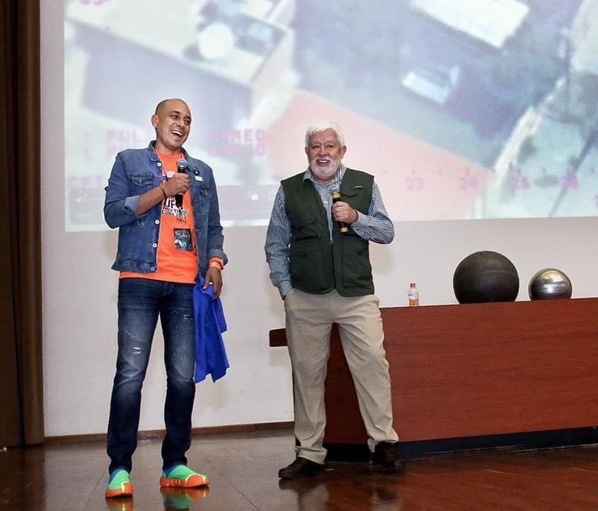 yohanandiaz's tweet photo. TECNOLOGÍA NO HUMANA: El Global UFO Meeting comenzó con una conferencia de Jaime Maussan @jaimemaussan1 sobre tecnología no humana. El reconocido periodista presentó dos esferas metálicas como evidencia de piezas ajenas a nuestro mundo que estarían presentes en nuestro planeta. En las últimas semanas, el equipo de Tercer Milenio ha hecho especial mención de las esferas metálicas que han sido filmadas en Tailandia, Polonia y Australia, objetos que se desplazan en línea recta, con un rumbo fijo, y reflejando la luz del sol, lo que demuestra que son tridimensionales. Una de las esferas presentadas por Jaime Maussan en el Global UFO Meeting fue encontrada en Chihuahua por la artista plástica Elizabeth Dávila. La segunda esfera presentada en el evento es la llamada “Esfera Victoria”, que se precipitó sobre Tres Arroyos, Tamaulipas, en 1994. Según los estudios a los que ha sido sometida, tendría un origen desconocido. La canalizadora Talge Samaha realizó pruebas radiestésicas a ambas piezas en el Global UFO Meeting y concluyó que emanan una energía. Muchas gracias Jaime Maussan por tu presencia en el Global UFO Meeting 👽🛸

#globalufomeeting #ufo #ovnis #extraterrestres #insolitaexperiencia