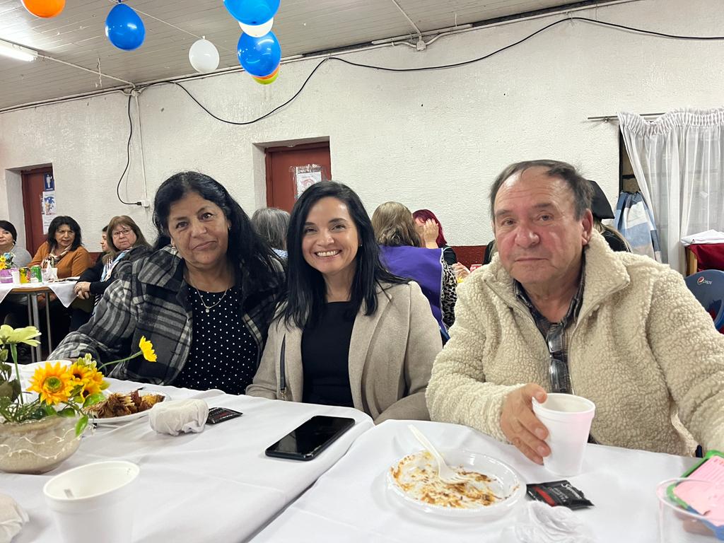 El cumpleaños 54 de la Junta de Vecinos Nº18 Población Gaete fue en grande. Nuestra Gerenta de Desarrollo y Sostenibilidad, Guacolda Vargas, estuvo allí en representación de la empresa junto a otras autoridades de la comuna. ¡Nos alegra enormemente que nos hayan invitado!