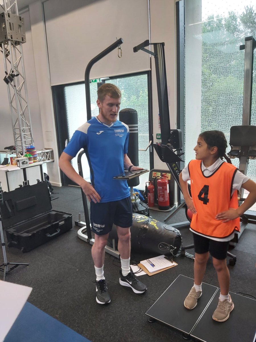 Great to have @ArleyPrimary with us @covcampus today in our #livinglab working on understanding balance performance, leg to leg asymmetry and sports drinks amongst other things @CovUniResearch @CovUni_SELS