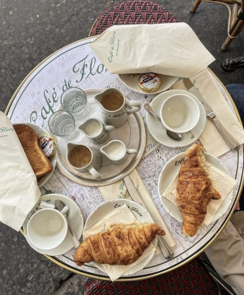 diorballerina's tweet photo. Café de Flore https://t.co/o6JgBPRNtc