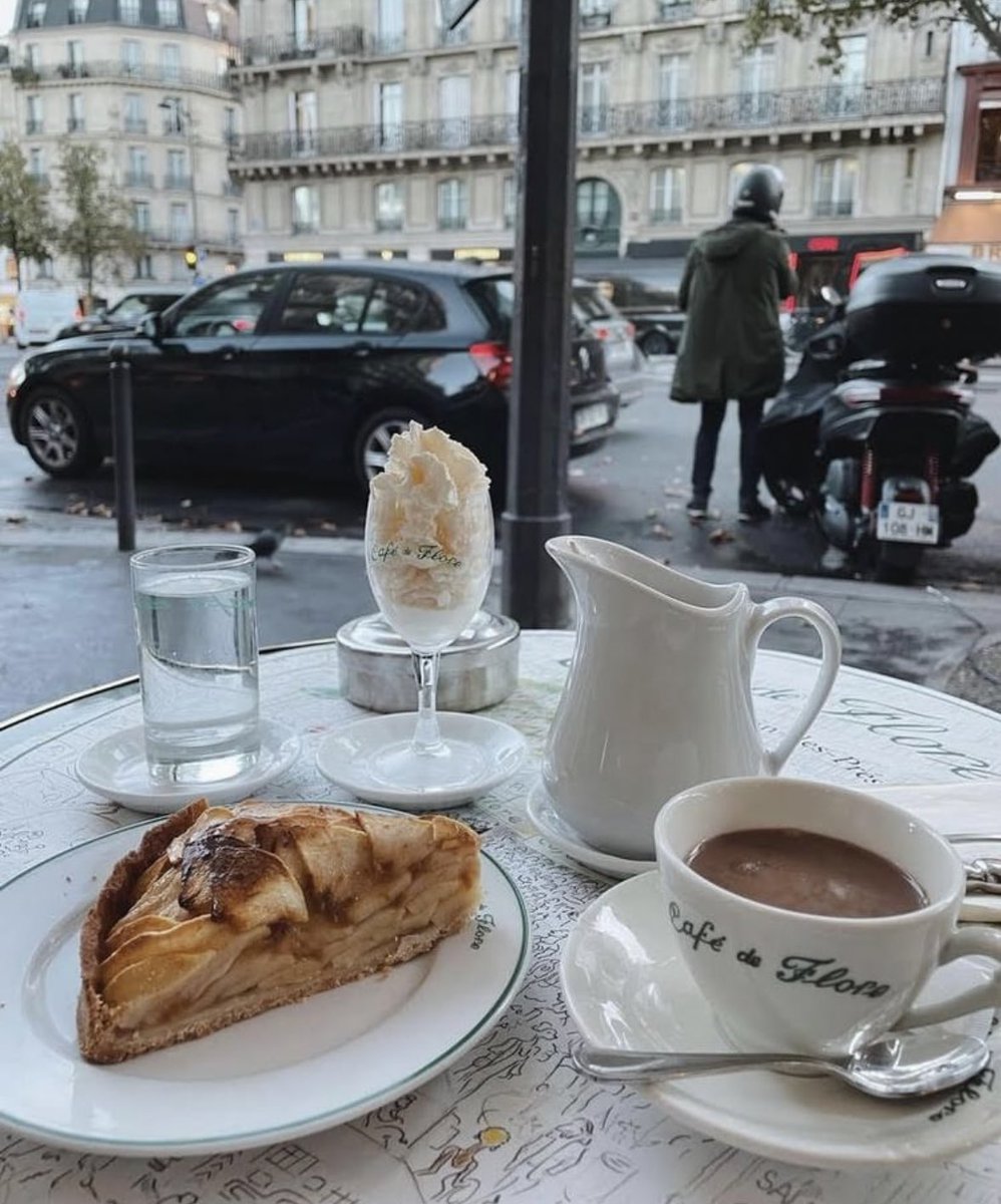 diorballerina's tweet photo. Café de Flore https://t.co/o6JgBPRNtc