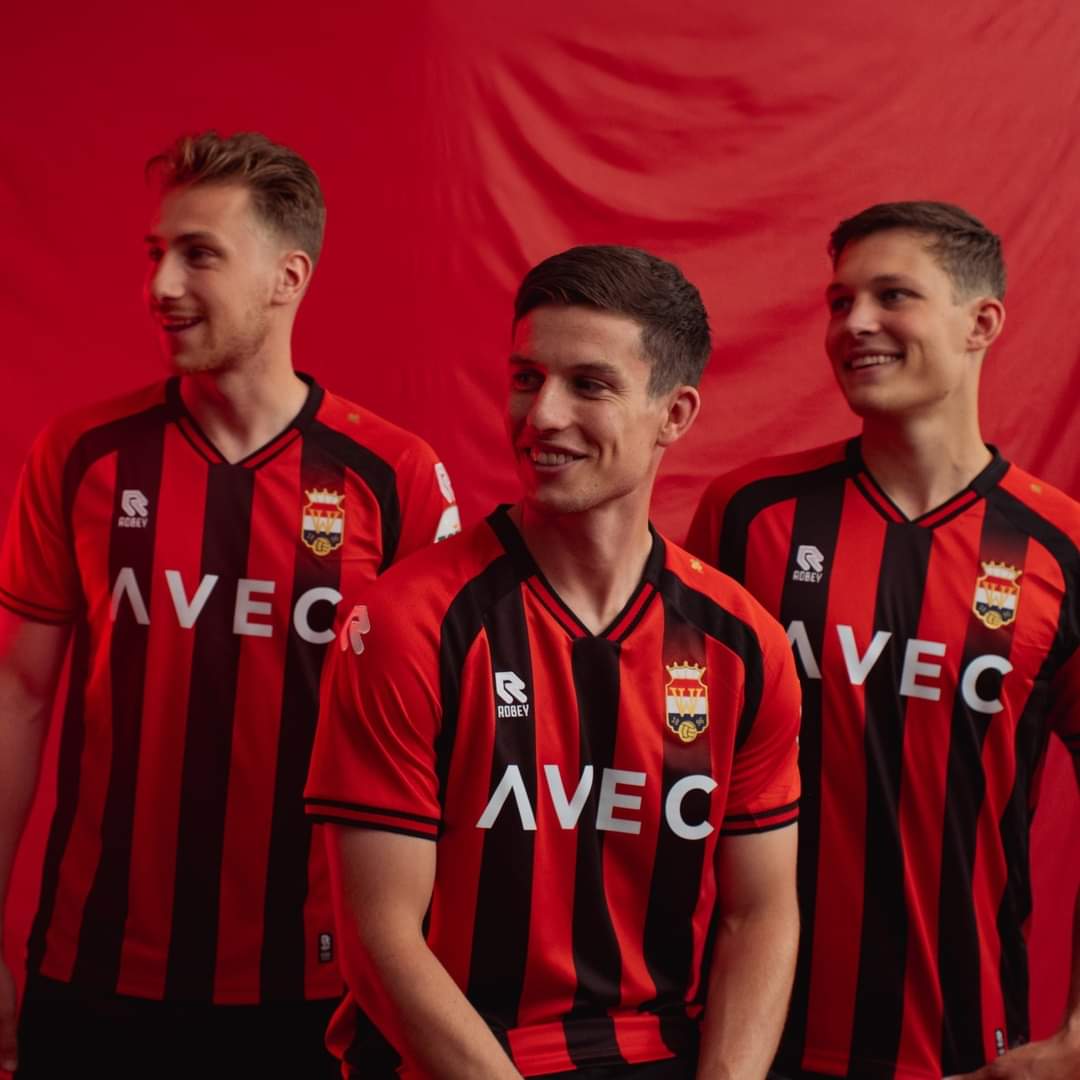 WillemIINews's tweet image. BEAUTIFUL AWAY-KIT OF WILLEM II 😍!

Willem II goes back to the away-kit of 2004 in red/black.

Shout out to @robeysportswear 

#WILLEMIINEWS #WILLEMII #ROBEY #FOOTYHEADLINES