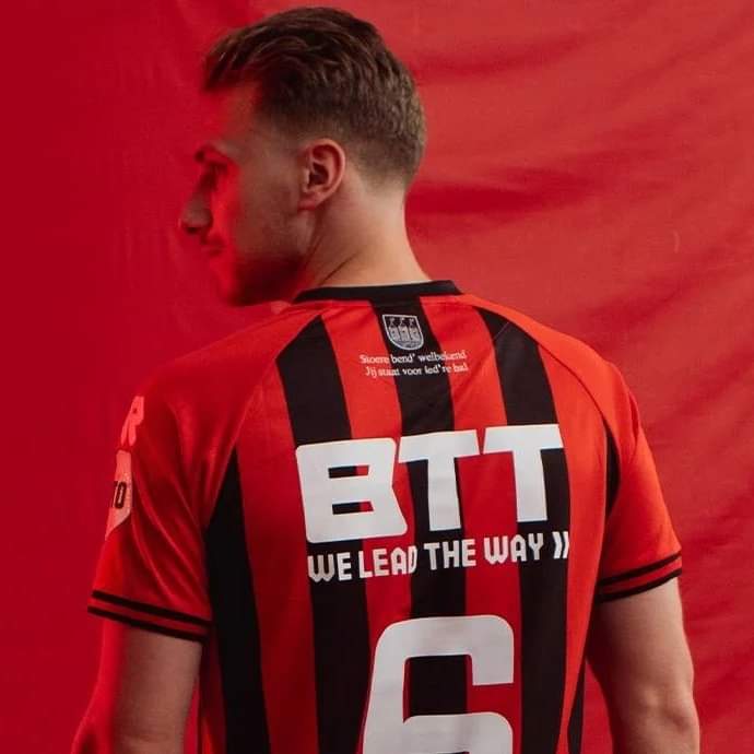 WillemIINews's tweet image. BEAUTIFUL AWAY-KIT OF WILLEM II 😍!

Willem II goes back to the away-kit of 2004 in red/black.

Shout out to @robeysportswear 

#WILLEMIINEWS #WILLEMII #ROBEY #FOOTYHEADLINES