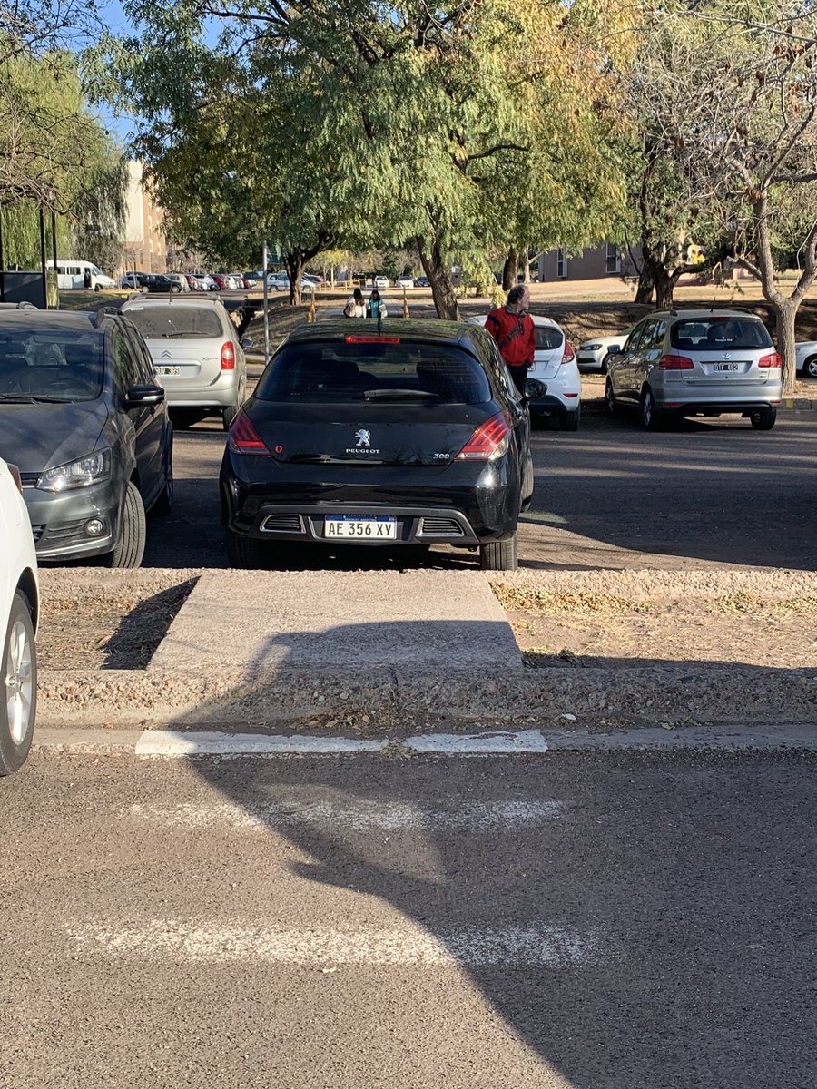 4KMultimedia's tweet photo. Como cuando te chupa un bueno todo y estacionas sobre la senda peatonal teniendo lugar al lado. https://t.co/gZ7aHLwJuS
