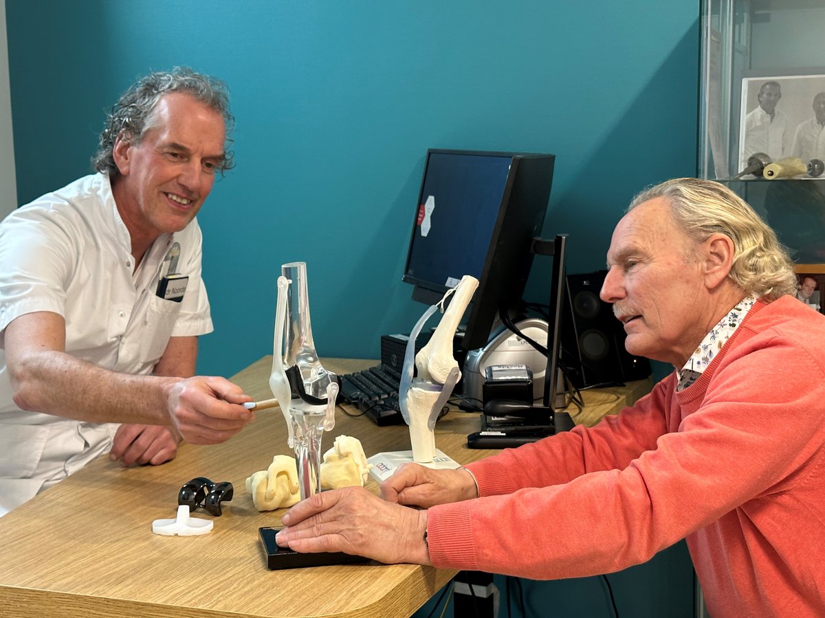 Robbert Jan Noorda is sinds 2003 #orthopeed in het #ZMC. Sinds zijn aanvang heeft hij ruim 2000 nieuwe knieën geplaatst. De laatste 10 jaar met een vooruitstrevende techniek. “Ik heb altijd bijzondere belangstelling gehad voor #knieën.” Lees het artikel: tinyurl.com/2j5m52mh