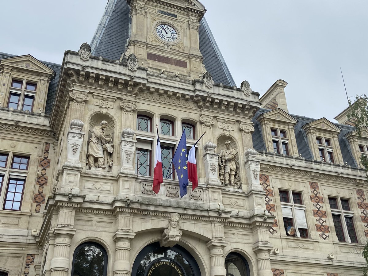 Vexillologie's tweet photo. L’AMF: «On *sait* comment pavoiser.»
Rappel: le 🇫🇷 tient toujours la place d’honneur. Avec trois mâts, c’est au centre:
✅🇪🇺🇫🇷🇪🇺
❌🇫🇷🇪🇺🇫🇷
D’où l’utilité de pavoiser un drapeau municipal sans logo: pas d’erreur possible.
#PPL1011 #Vexillologie cc @EPierreMarie https://t.co/taBis8HESk