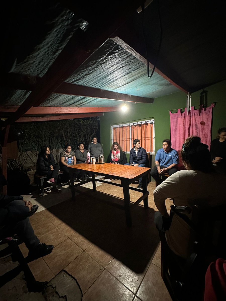 matiasyofe's tweet photo. Hoy junto a @_mariasoledadd_ y Marcos Saavedra estuvimos en una reunión con vecinos del Barrio Luchetti, Villa Rosa.

Estuvimos escuchando las necesidades y los reclamos de los vecinos como más educación, más salud y instalación de cloacas. 

Este es el abandono del intendente De Achaval que tiene como prioridades sus carteles en panamericana.