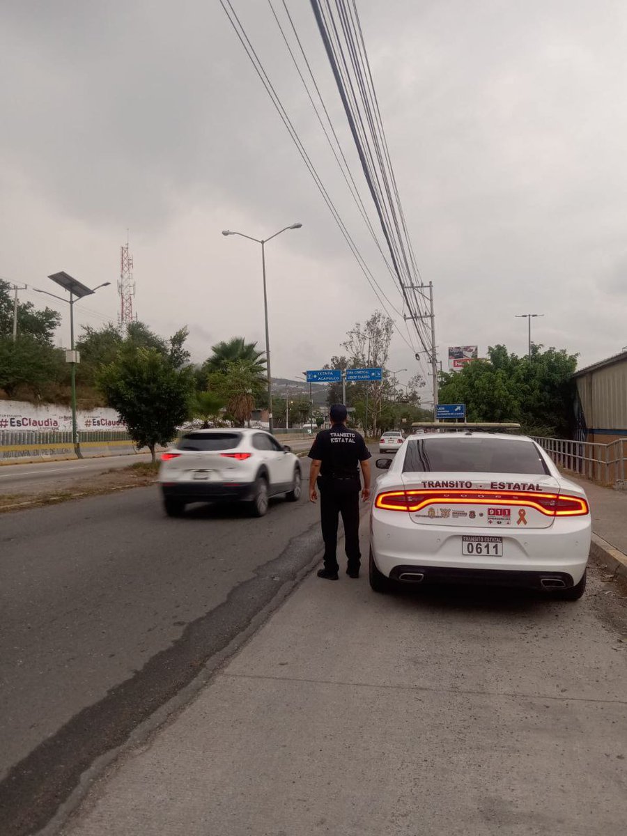SSPGro's tweet photo. Con el objetivo de garantizar el libre tránsito de la ciudadanía, la Policía Estatal y Tránsito Estatal de la @SSPGro se encuentran desplegados en el punto conocido como Parador del Marqués de la Autopista del Sol en #Chilpancingo. https://t.co/nAIaYMrxVI