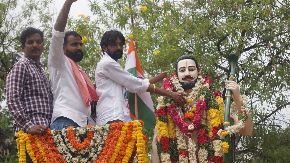 JSP_SLPOfficial's tweet photo. శేరిలింగంపల్లి జనసేన పార్టీ ఆధ్వర్యంలో ఘనంగా విప్లవ వీరుడు అల్లూరి సీతారామ రాజు గారి జయంతి ఉత్సవాలు.
బైక్ ర్యాలీ అనంతరం పూలమాలతో నివాళులు అర్పించిన శేరిలింగంపల్లి ఇంచార్జ్ @drmaadhavareddy
@PawanKalyan
@JanaSenaParty
@BMahenderReddy1
@JSPshankargoud
@RajalingamJSP
#JoinWithJSP https://t.co/dIXaGmEEWw