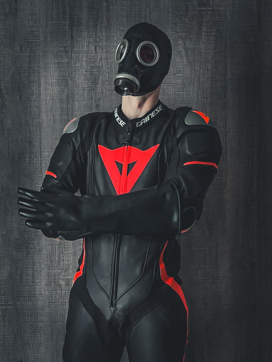 Ready to get dirty… Who’s coming? 😈

#bikersuit #gasmask #industrialgloves #gaydainese #gayleather #dainesesuit #dainesebiker #gaybiker #gearfetish #leatherfetish #leather #gear #fullleather #gearhead #fetish