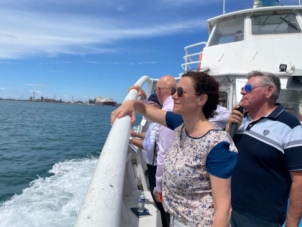 EmmWargon's tweet photo. Je me suis rendue dans les bassins Ouest du grand port maritime de Marseille aux côtés de son directeur général Hervé Martel, @ReneRaimondi maire de Fos et d'industriels pour faire le point sur l'état d'avancement des projets de décarbonation &amp; #ENR en cours ⚡️🚢 https://t.co/g3T81n40Jd