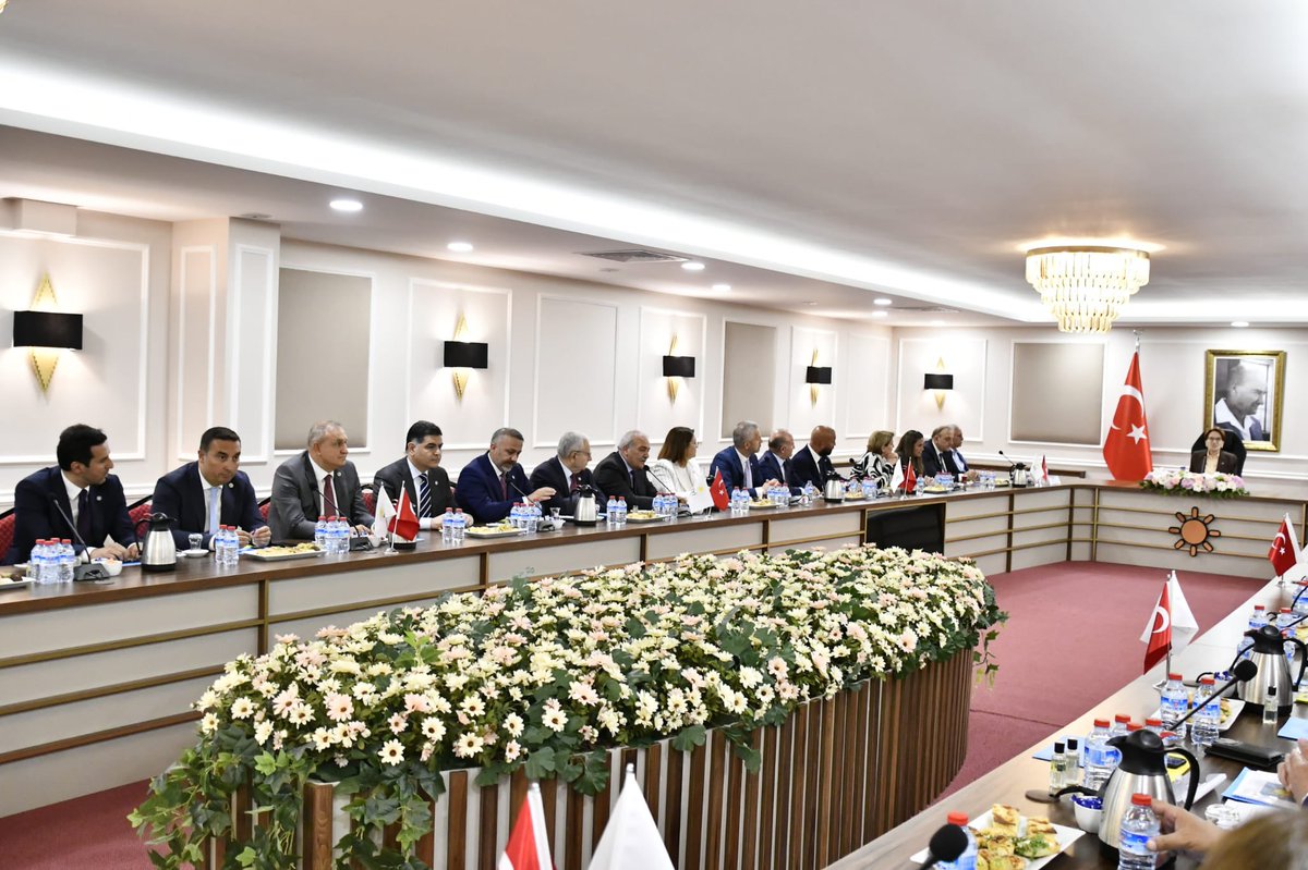 NaciCinisli's tweet photo. İYİ Parti’mizin Genel İdare Kurulu toplantısında açıklanan yeni Başkanlık Divanı’nda Sayın Genel Başkanımız @meral_aksener Hanımefendi’nin beni Uluslararası İlişkiler Başkanı olarak onurlandırmasından dolayı kendilerine şükranlarımı sunarım.

Ülkeme, partime layık olmaya çalışacağım.

Bu özel görevi daha önce en iyi şekilde yerine getiren @AyferYilmaztr Hanımefendi, @AydinASezgin Beyefendi, @Ahmet_Erozan Beyefendi’den sonra üstlenmek benim için ayrı bir sorumluluk ve sınav olacak.

Tüm Divan üyelerimize başarılar dilerim.

Allah yardımcımız olsun, ülkemiz İYİ olsun🇹🇷☀️