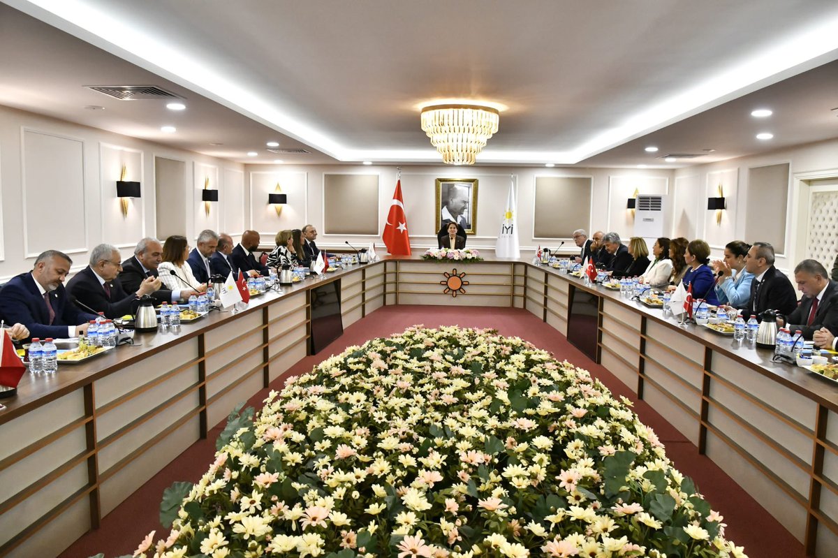 NaciCinisli's tweet photo. İYİ Parti’mizin Genel İdare Kurulu toplantısında açıklanan yeni Başkanlık Divanı’nda Sayın Genel Başkanımız @meral_aksener Hanımefendi’nin beni Uluslararası İlişkiler Başkanı olarak onurlandırmasından dolayı kendilerine şükranlarımı sunarım.

Ülkeme, partime layık olmaya çalışacağım.

Bu özel görevi daha önce en iyi şekilde yerine getiren @AyferYilmaztr Hanımefendi, @AydinASezgin Beyefendi, @Ahmet_Erozan Beyefendi’den sonra üstlenmek benim için ayrı bir sorumluluk ve sınav olacak.

Tüm Divan üyelerimize başarılar dilerim.

Allah yardımcımız olsun, ülkemiz İYİ olsun🇹🇷☀️