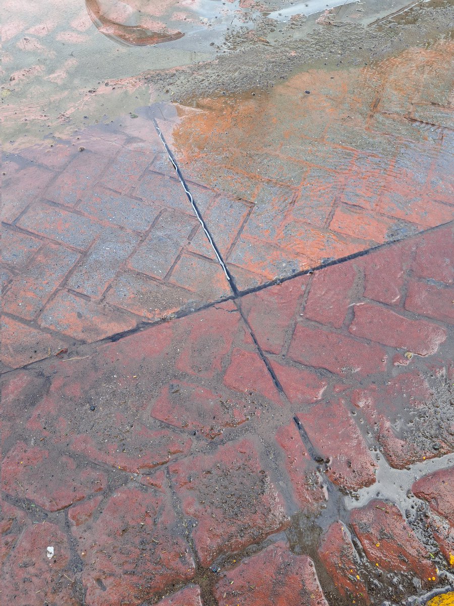 llimus_15's tweet photo. Fuga en la calle Pedro Urtiaga, a la altura del colegio moderno, a la altura del colegio Moderno @CEAservcliente @cea_qro https://t.co/eos3w29Dsu