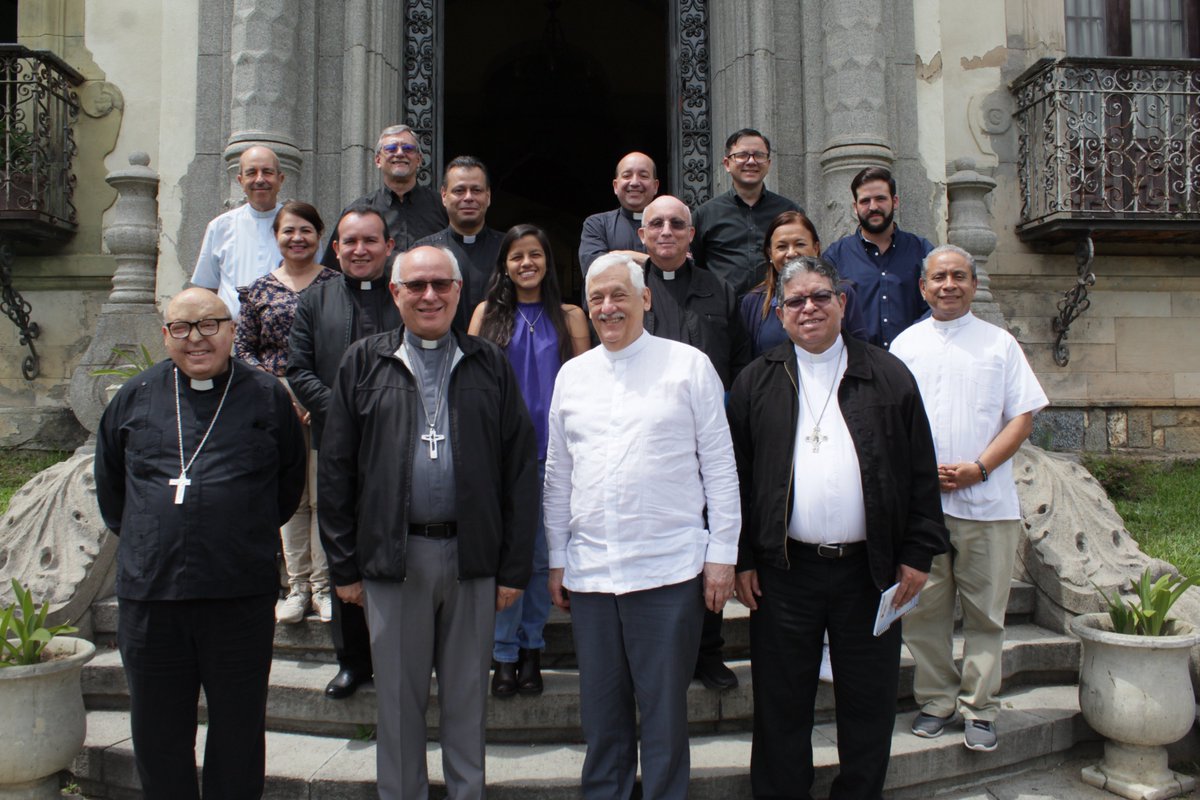 El P. General Arturo Sosa, S.J. en su visita al país se reunió con algunos Obispos venezolanos en la sede de la Conferencia Episcopal de Venezuela, con el fin de saludar y confirmar nuestra cercanía con la Iglesia venezolana.
#JesuitasDeVenezuela #ArturoSosaEnVenezuela