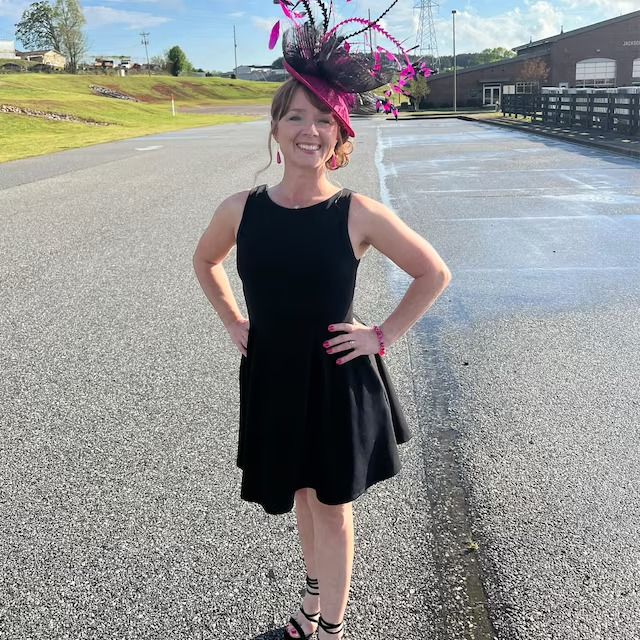 HatsByCressida's tweet photo. Beth looking beautiful at Kentucky Derby! #fascinator #hat #fascinatorhats #cocktailhat #fashion #kentuckyderby #derbyhat #weddinghat #racedayhat #gardenparty #motherofthebride #teaparty   #hatsforwomen #instastyle #fashionista #fashionattheraces #weddingguest #instapink https://t.co/Myy3FVanG2