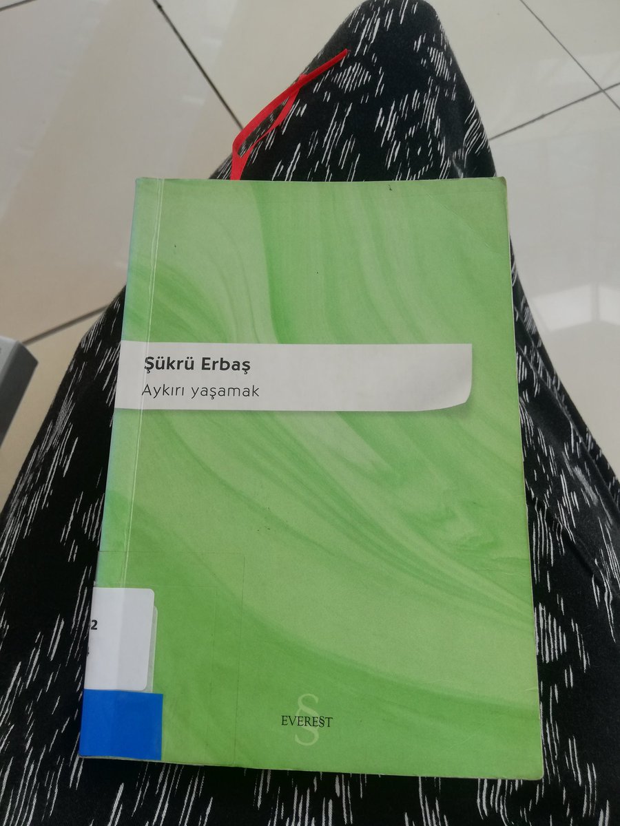 "Sürekli bir gerginliği yaşıyoruz hepimiz
Bütün umutlarımız acılara ayarlı
Taşkın sularımızda baskı bentleri
Bir çağlayan sesine dönmüyor sevincimiz
Dönüp dönüp sürekli kendimizi yıkıyoruz"
💚