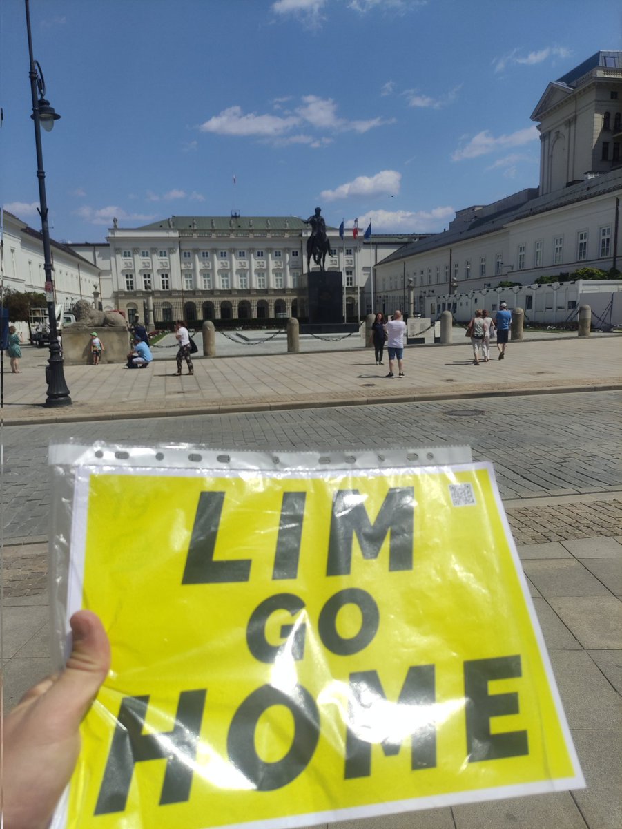 Vicentsantosm's tweet photo. El único movimiento de mercado que me interesa en el @valenciacf es la venta de Peter Lim
Aunque vivo en Polonia, esta es mi lucha, nuestra lucha, volver a ser quienes somos, y para ello solo hay un camino...LIM GO HOME
El mundo debe saberlo,no queremos a Peter Lim @LibertadVCF https://t.co/NQSj6521qw