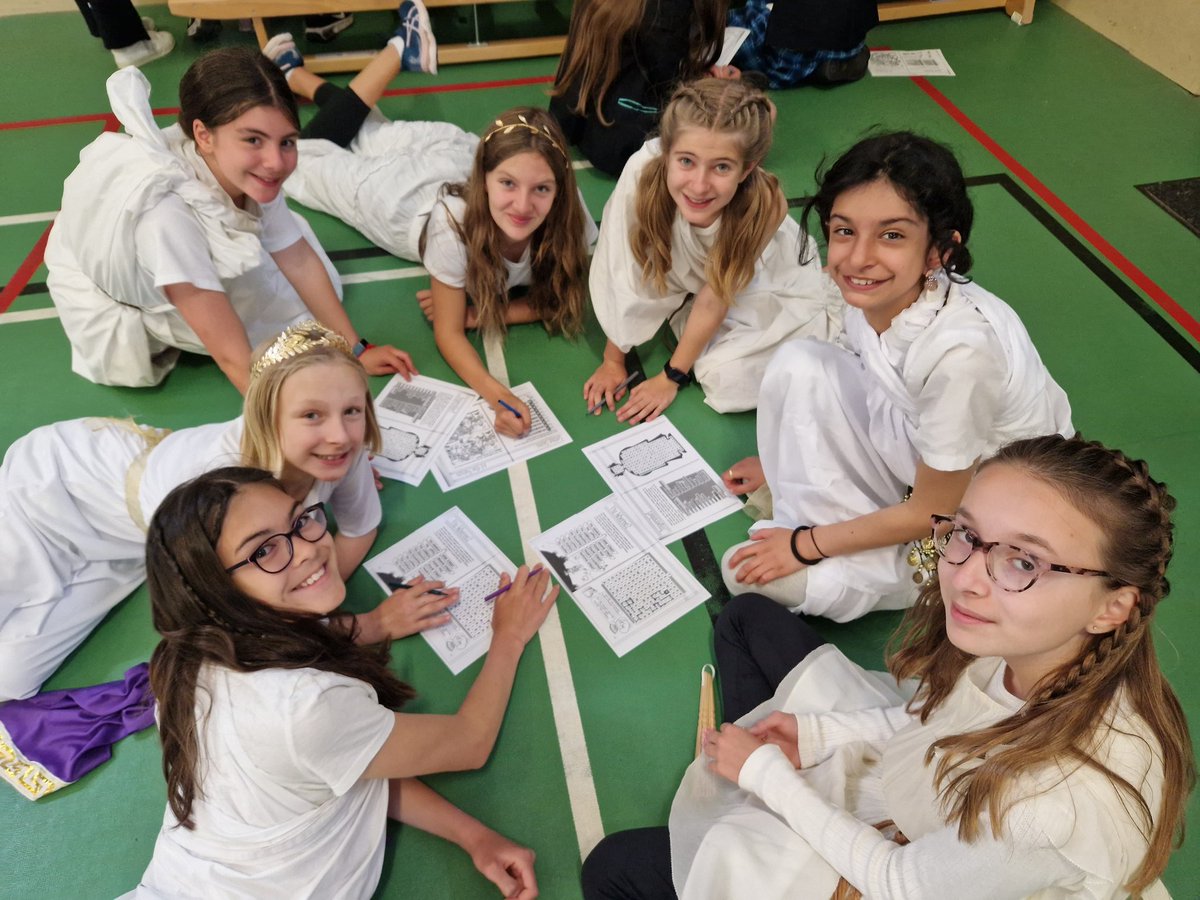 ClassicsRHSB's tweet photo. A fabulous start to Year 7 #Roman Day @RoyalHighBath - what brilliant costumes they have and what superb teamwork each group is showing! https://t.co/y2VasHi8pE