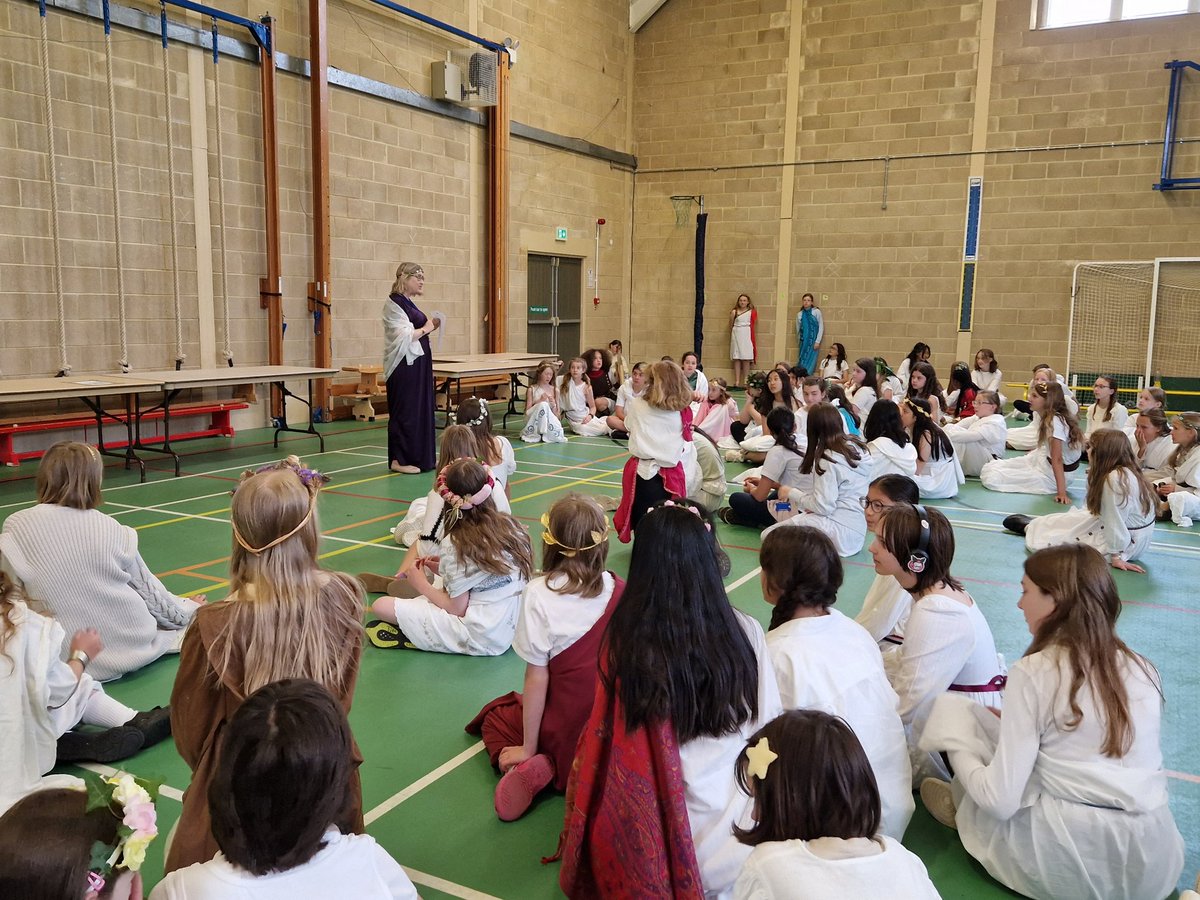 ClassicsRHSB's tweet photo. A fabulous start to Year 7 #Roman Day @RoyalHighBath - what brilliant costumes they have and what superb teamwork each group is showing! https://t.co/y2VasHi8pE