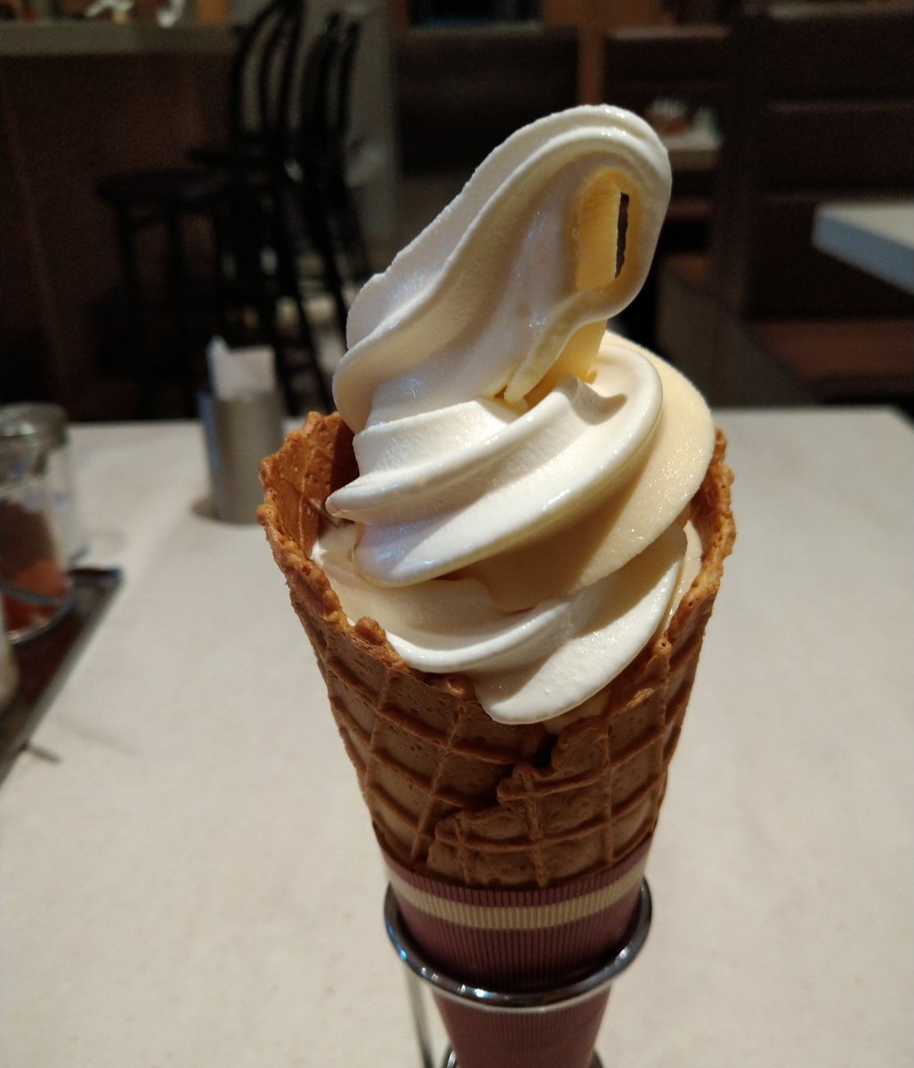 milkpurini's tweet photo. ずーーっと気になってたラッシーソフト食べれた〜あれば絶対にミックス🍦ミルクは濃厚でラッシー部分はソルベっぽい https://t.co/rHFVr76uVl