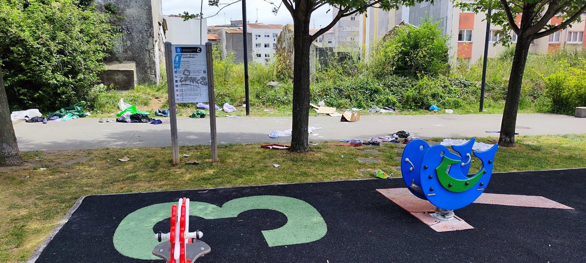 trstndeinvierno's tweet photo. @ConcelloCoruna Parque infantil y Centro Cívico de Los Mallos, ahora mismo, y sin poder sacar todo lo que hay en fotos para que no salga la gente en las imágenes.... https://t.co/14dgtREfgX