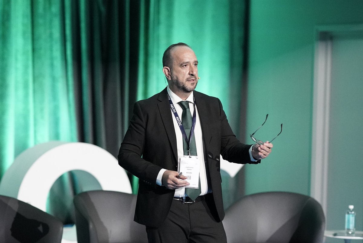 AECOC_ES's tweet photo. @mitmagob @mitecogob @DGTes 👉 Jose Carlos Espeso, de AECOC. 

💬 “Tokio, con más de 14M de habitantes, ha establecido un primer piloto para el reparto mediante drones y Seúl ha aprobado el uso de drones para el reparto de cara al 2024.”  

#AECOCSmartDistribution https://t.co/3OxyttEIjX