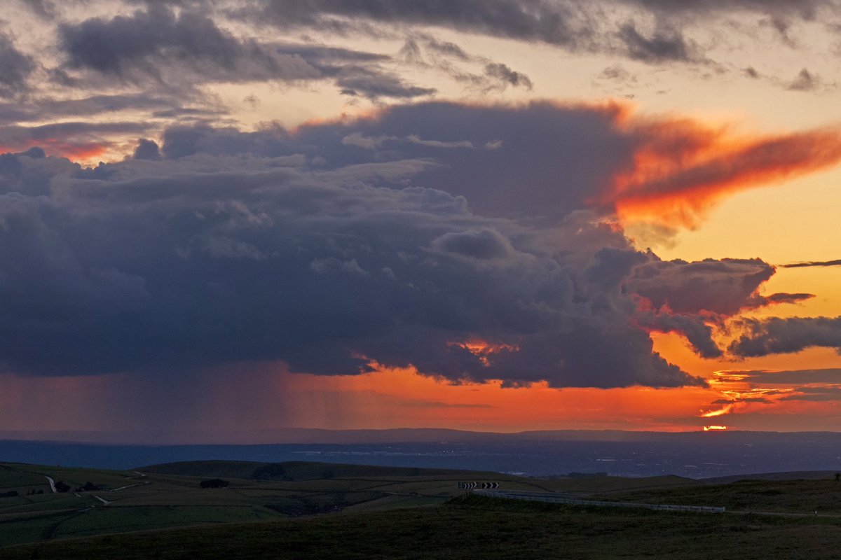 njvphotographee's tweet photo. @StormHour @catandfidd @CheshireLiveMac @BBCNWT @BBCWthrWatchers 
Stunning sunset from the Cat and Fiddle last night . Also setting sun reflecting on the sign . Pub was closed , not sure when open https://t.co/VeSwtSbg1i