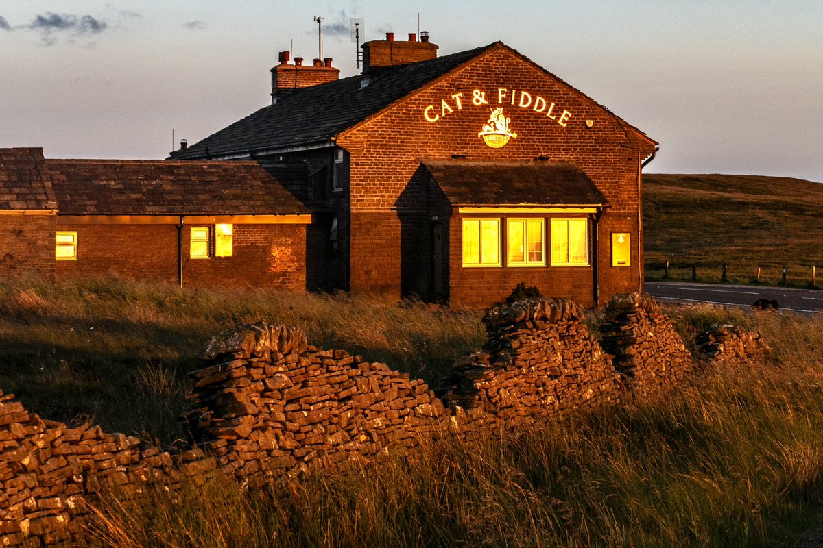 njvphotographee's tweet photo. @StormHour @catandfidd @CheshireLiveMac @BBCNWT @BBCWthrWatchers 
Stunning sunset from the Cat and Fiddle last night . Also setting sun reflecting on the sign . Pub was closed , not sure when open https://t.co/VeSwtSbg1i