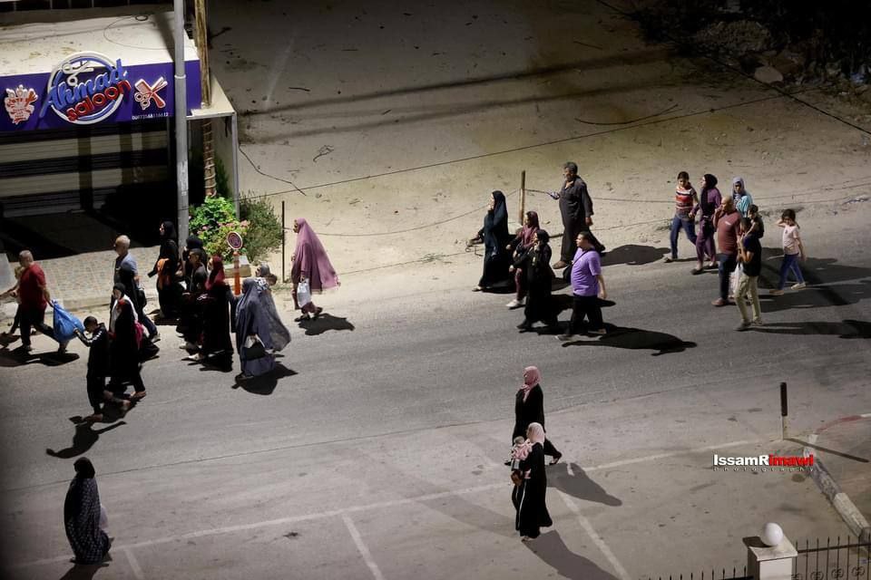 EdyCohen's tweet photo. شباب فلسطينيون يلبسون ثياب نساء لكي يهربوا بأمان من جنين خوفا من جيشنا البطل.   يا عيب الشوم. https://t.co/x3yY7tIr2Z