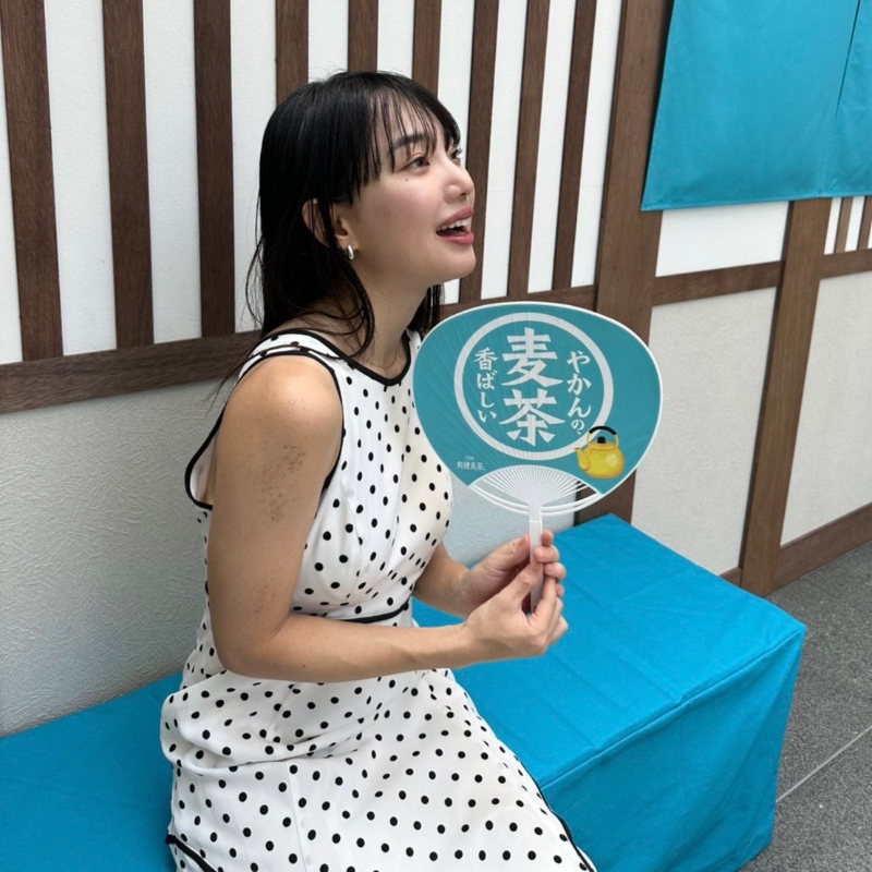 yakannomugicha's tweet photo. ━━🎊━━ 🎊━━ 🎊━━
#やかんの麦茶ゴクゴク体験
イベント盛りあがっています！
━━━━━━━━━━━━━

キンキンに冷えた #やかんの麦茶 をお配りしています🙌

さらに！やかんの麦茶オリジナルグッズが
その場でもらえるかも！？🎁

六本木ヒルズ 大屋根広場にて
本日7/5(水)18:00まで💨