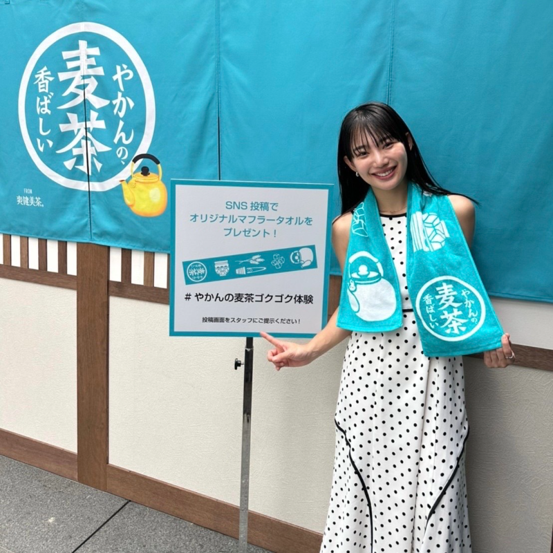 yakannomugicha's tweet photo. ━━🎊━━ 🎊━━ 🎊━━
#やかんの麦茶ゴクゴク体験
イベント盛りあがっています！
━━━━━━━━━━━━━

キンキンに冷えた #やかんの麦茶 をお配りしています🙌

さらに！やかんの麦茶オリジナルグッズが
その場でもらえるかも！？🎁

六本木ヒルズ 大屋根広場にて
本日7/5(水)18:00まで💨