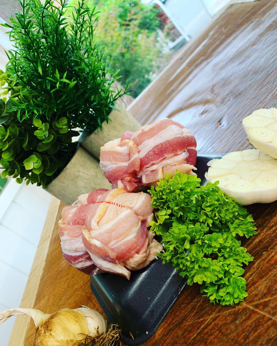 HCrossVButchers's tweet photo. Stuffed chicken thigh with herb 🌿 sausage meat wrapped in streaky smoked bacon 🥓 freshly prepared &amp;  available today in our shop @£2.49  🏬 🥩 🐓 #meattopleaseyou https://t.co/2P2NmjZLwe