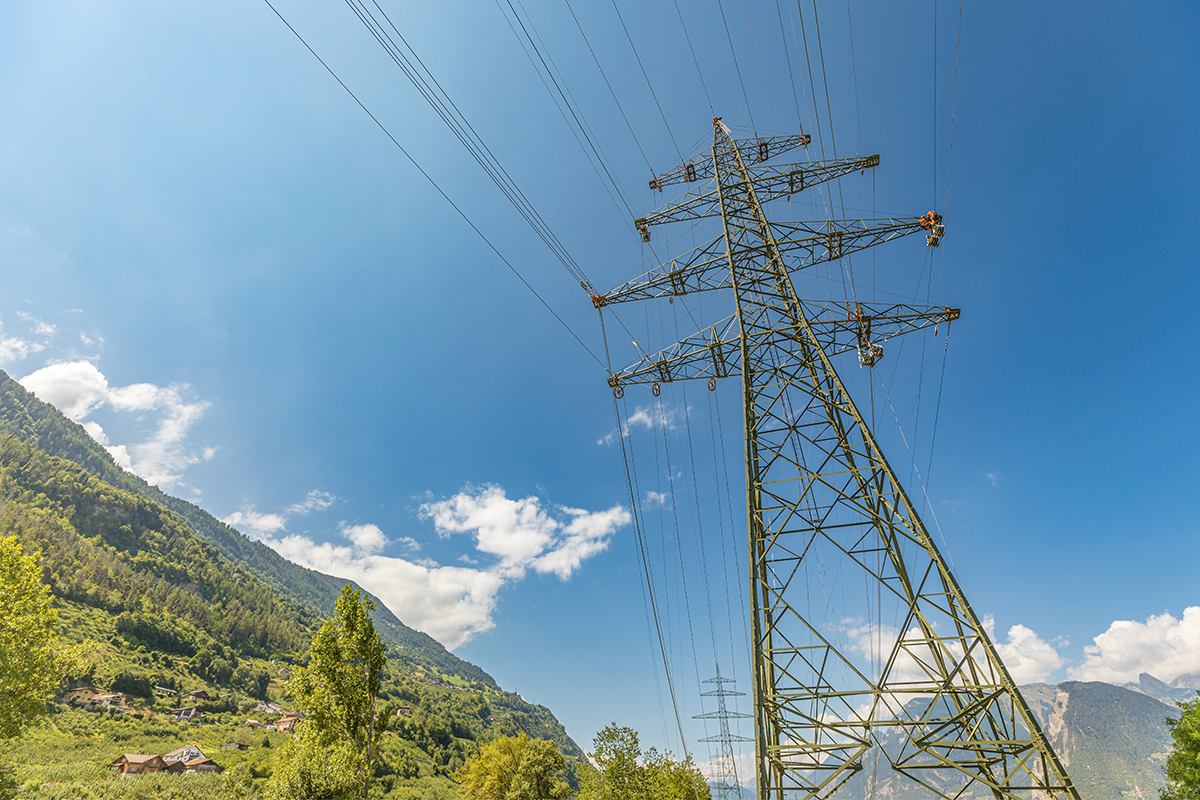 swissgridag's tweet photo. Mit diesen sonnigen Bildern der Leitung Chamoson – Chippis wünschen wir Ihnen einen wunderschönen Sommer. 
#swissgridag #chamoson #chippis #sommer #valais #versorgungssicherheit https://t.co/dUyw8klYgo
