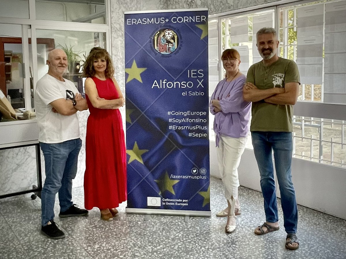 IAXerasmusPlus's tweet photo. Ya estamos evaluando nuestro proyecto ‘Formándonos para Europa’, un primer paso para nuestra aventura #ErasmusPlus que no ha hecho nada más que comenzar.
#goingeurope @sepiegob @EUErasmusPlus @iaxmurcia https://t.co/lvIGLcZPd6