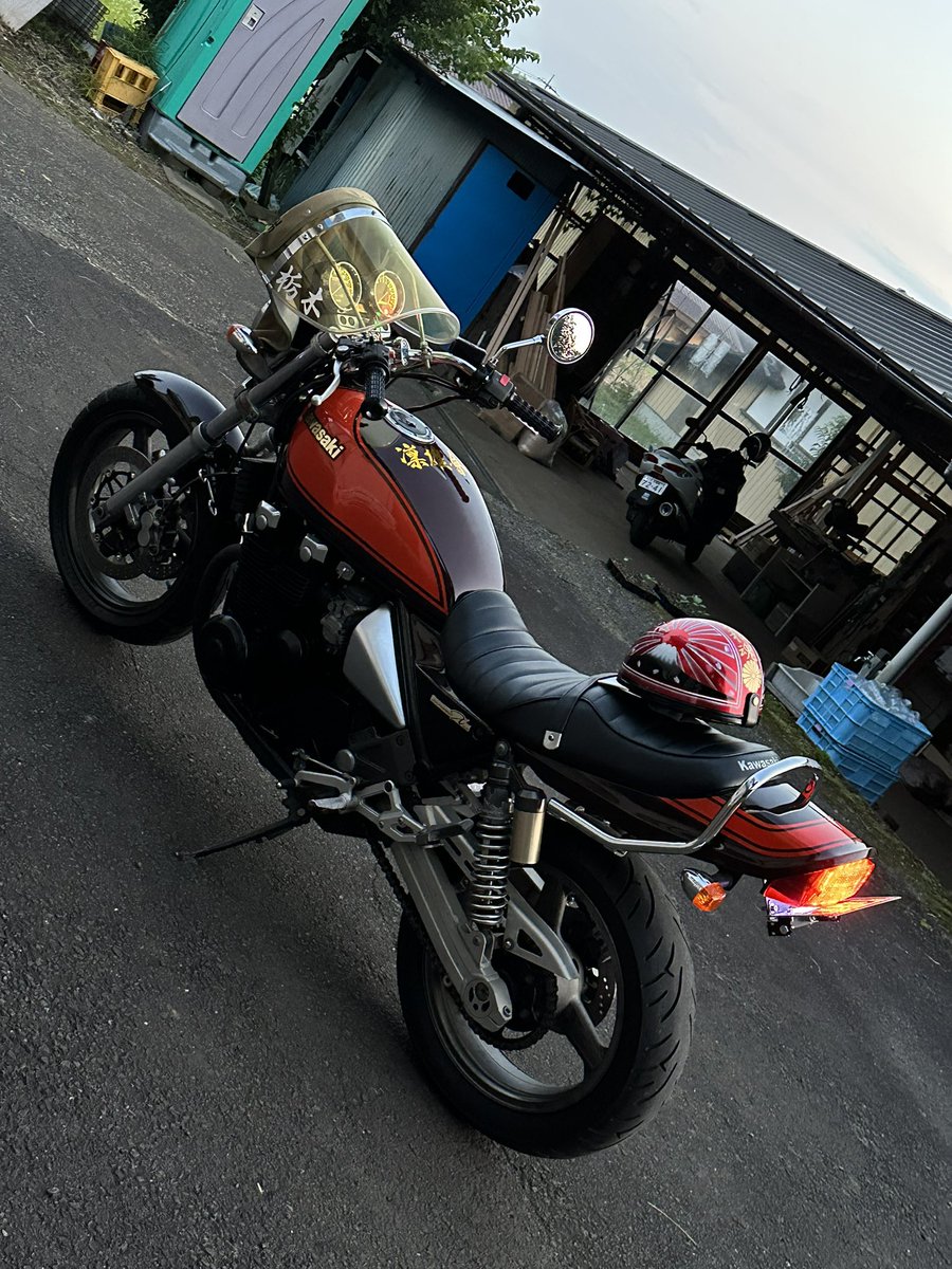 rui_1802_'s tweet photo. ゼファーχは最高の愛車です！笑
#ゼファー #ゼファーχ #ゼファー乗りと繋がりたい #ゼファーχ乗りと繋がりたい #ゼファー好きな人と繋がりたい #ゼファーχ好きな人と繋がりたい #旭風防 #日章コルク #ミッキーマウス #ディズニー #火の玉カラー #タックロールシート #ヨシムラマフラー #BEET https://t.co/6FYBZvTHba
