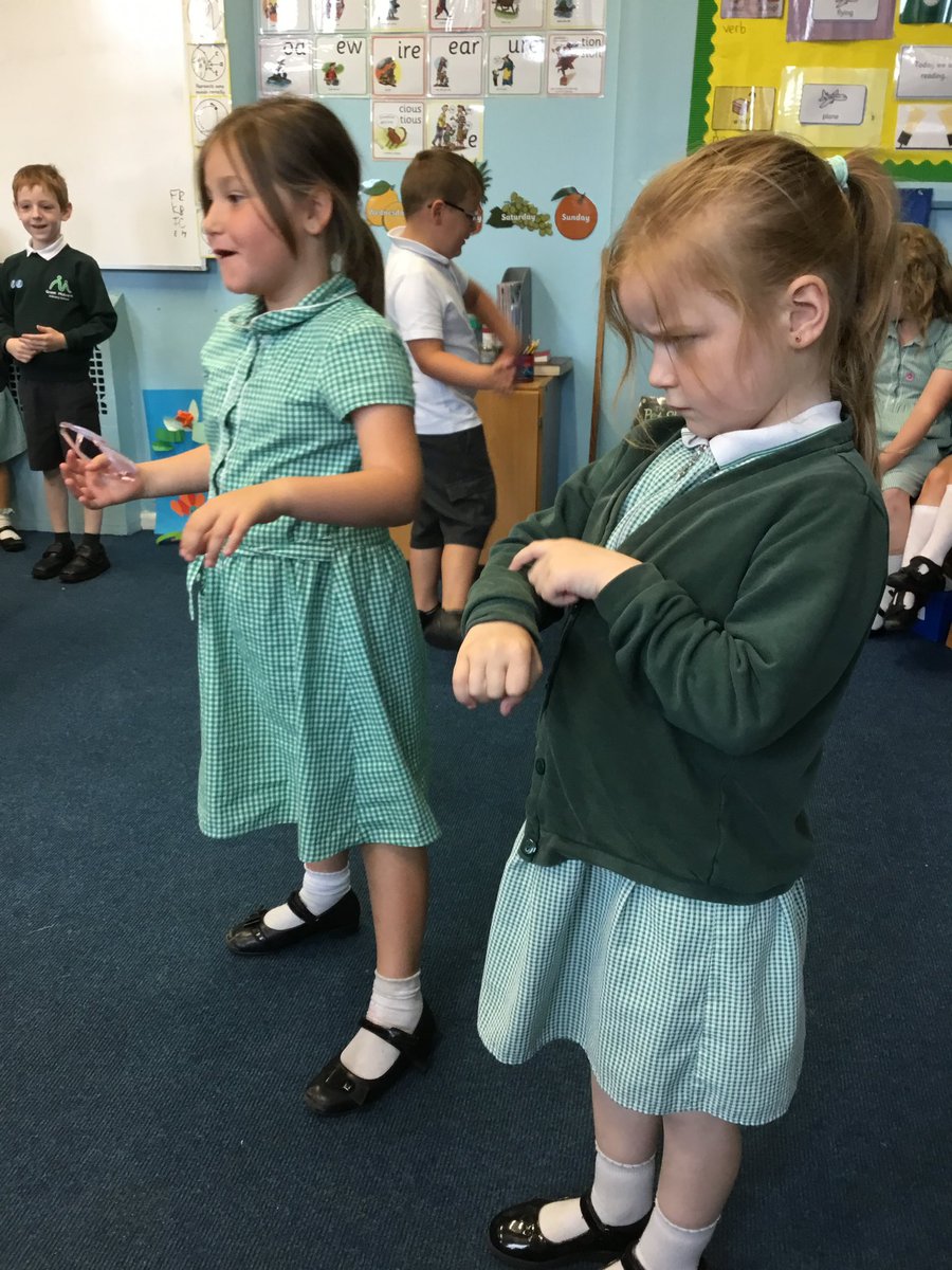 G_M_P_SClass1GC's tweet photo. In #GMPSEnglish today, we acted out the story helping us learn in English this week: The Way Back Home by @OliverJeffers Children took turns being the boy and the alien 👦🏼 👽 https://t.co/iAh6MUV4bG