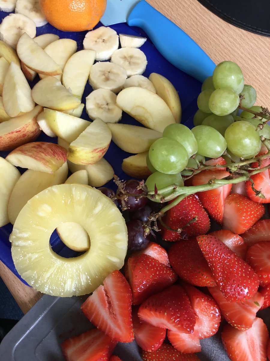 G_M_P_SClass1GC's tweet photo. As part of our #GMPSDT work, year 1 have tasted and evaluated fruits ready for designing their own fruit kebab. They ALL tried ALL of the fruit🤩🍎 ask them what their favourite was🍓🍌🍏🍍🍇🍊 https://t.co/mZhebz665Y
