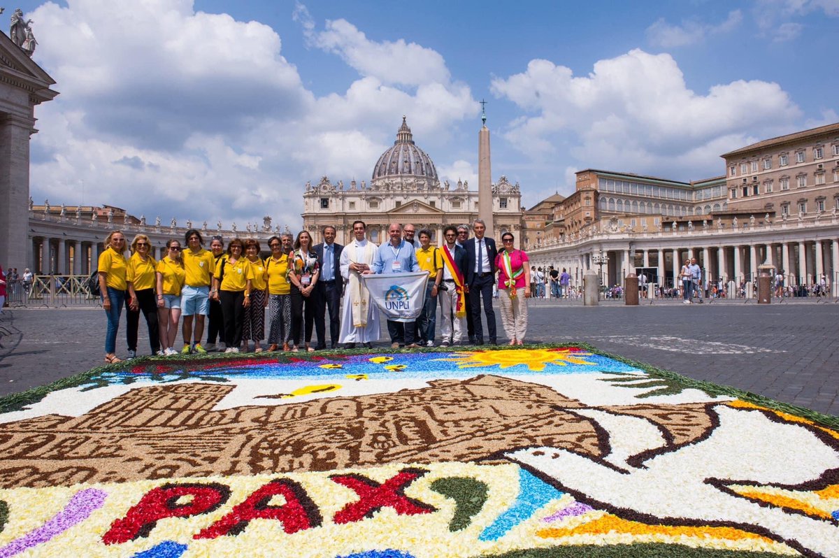infioratafucecc's tweet photo. Quadro di #infiorata realizzato dal Gruppo infioratori della pro loco di Fucecchio a Roma  per la festa dei santi Pietro e Paolo patrono della città #infioratadelleproloco https://t.co/dBKOwJSKdY