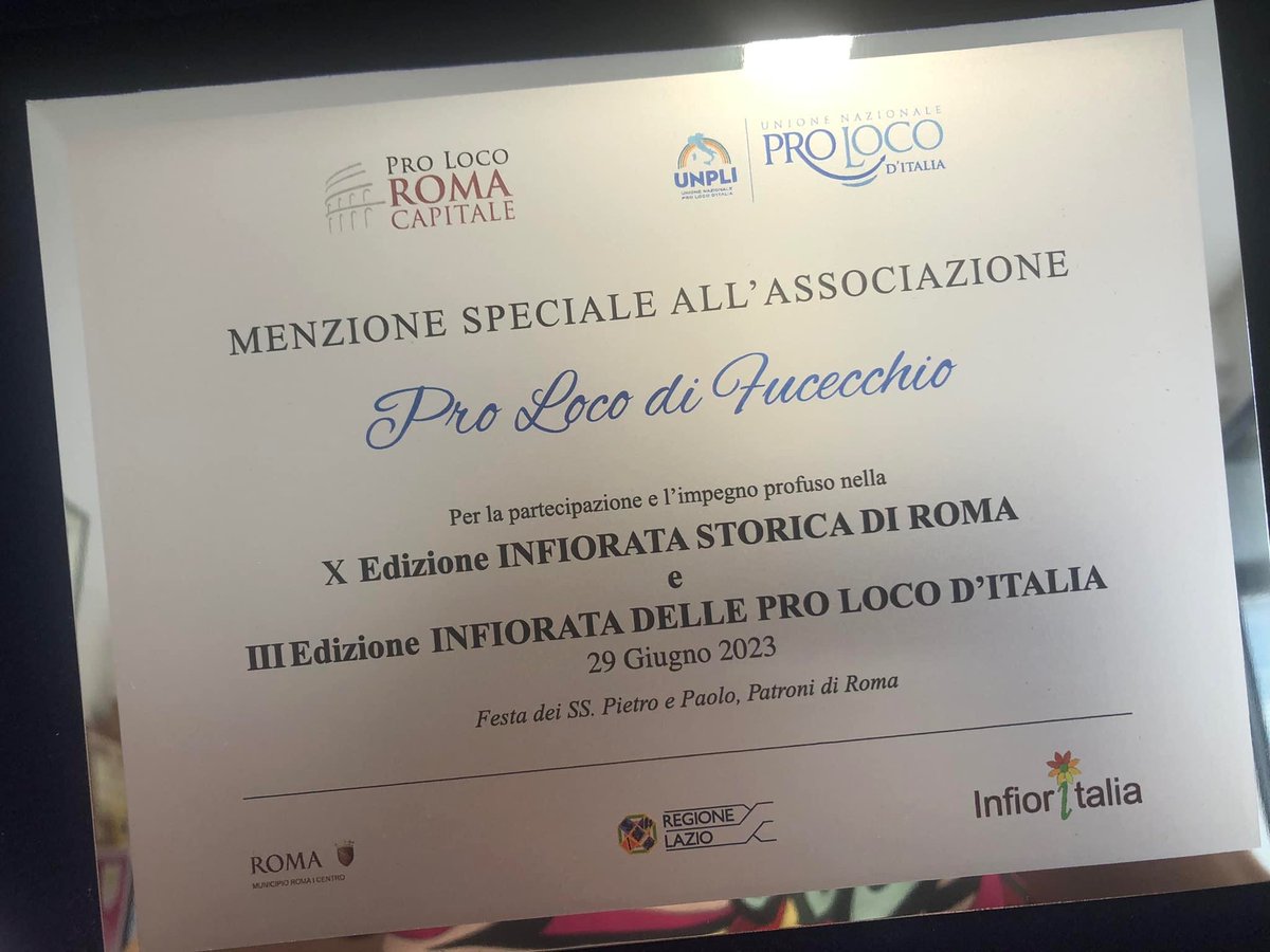 infioratafucecc's tweet photo. Quadro di #infiorata realizzato dal Gruppo infioratori della pro loco di Fucecchio a Roma  per la festa dei santi Pietro e Paolo patrono della città #infioratadelleproloco https://t.co/dBKOwJSKdY